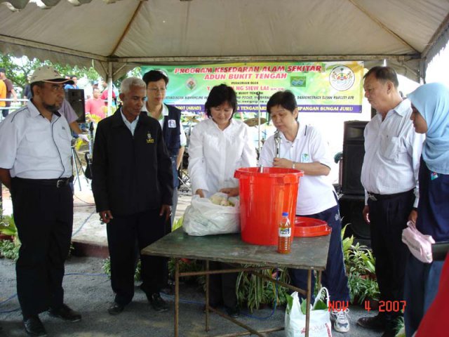Pn. Cecilia Wong menunjukkan cara membuat EM kepada Y.B. Ng Siew Lai semasa Program Kesedaran Alam Sekitar pada 04 Nov. 2007.